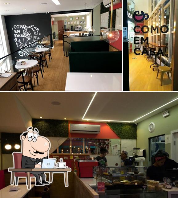 El interior de Como em Casa Café