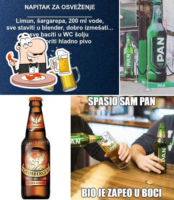 Puoi ordinare un rinfrescante bicchiere di birra chiara o scura