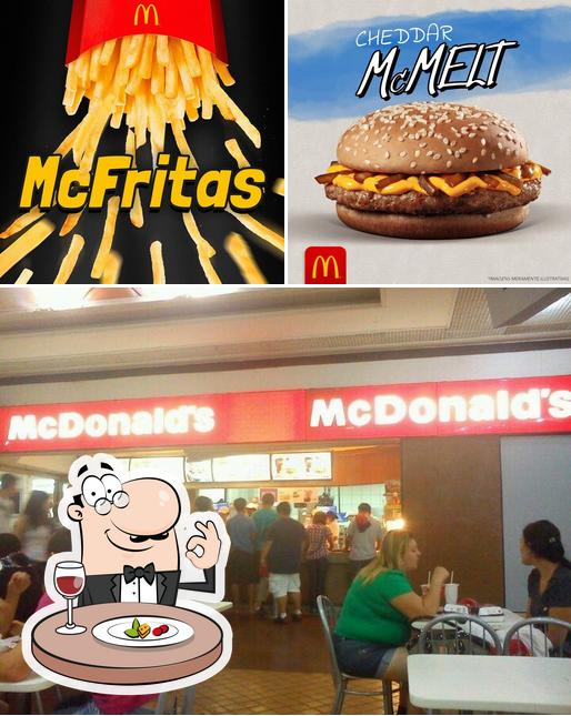 A imagem da comida e interior no McDonald's