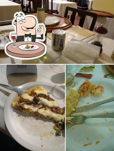 Confira a foto apresentando comida e mesa de jantar no Pizzaria Reis Magos