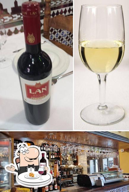 Приятно насладиться бокалом вина в "Restaurante El Pescaíto"