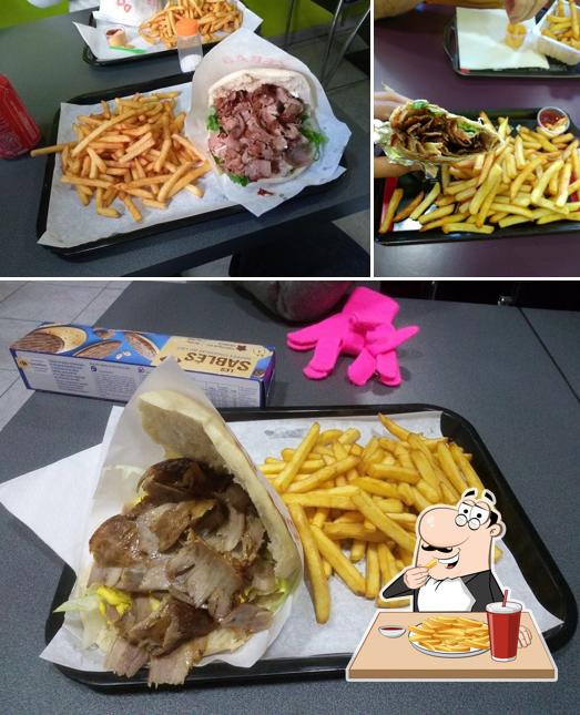 A Authentik kebab vous pouvez prendre des frites, des pommes frites