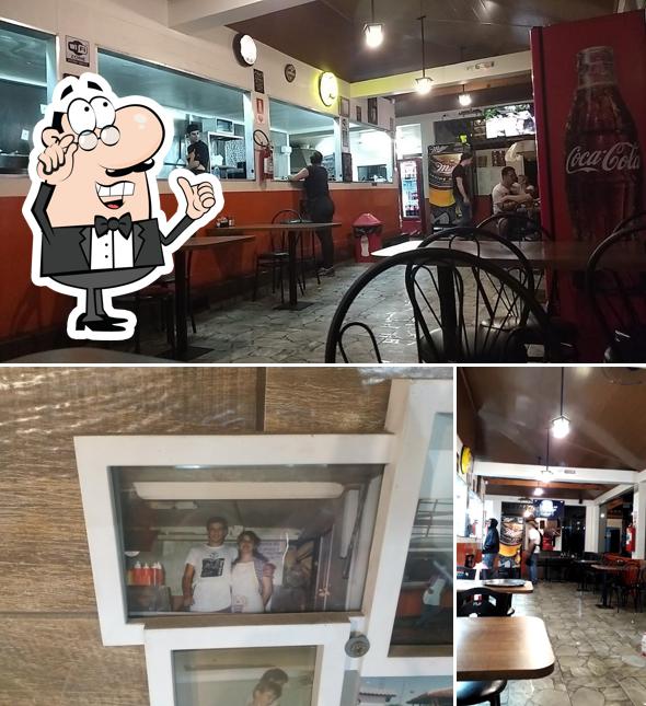 Sente em uma das mesas no Rebocado Hamburgueria