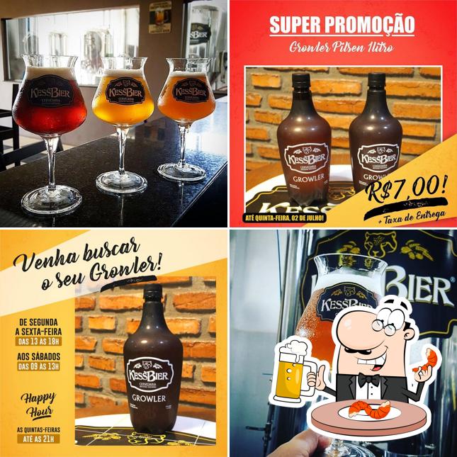 Desfute um copo de cerveja leve ou escura