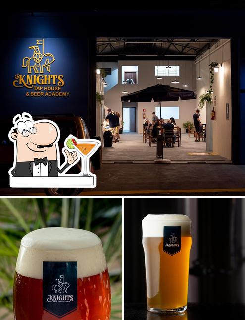 Confira a foto mostrando bebida e interior no Knights Tap House & Beer Academy