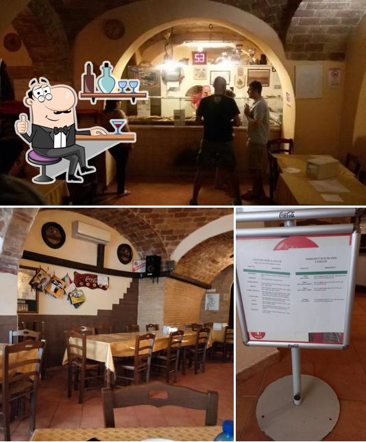 La immagine di interni e esterno da Pizzeria Aurora