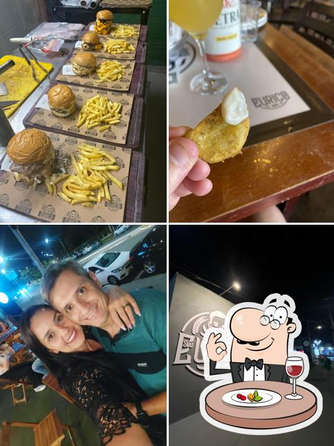 Dê uma olhada a foto mostrando comida e exterior no Seu Eurico