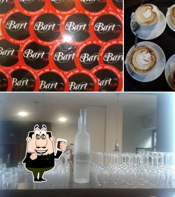 Goditi qualcosa da bere a Bart Café