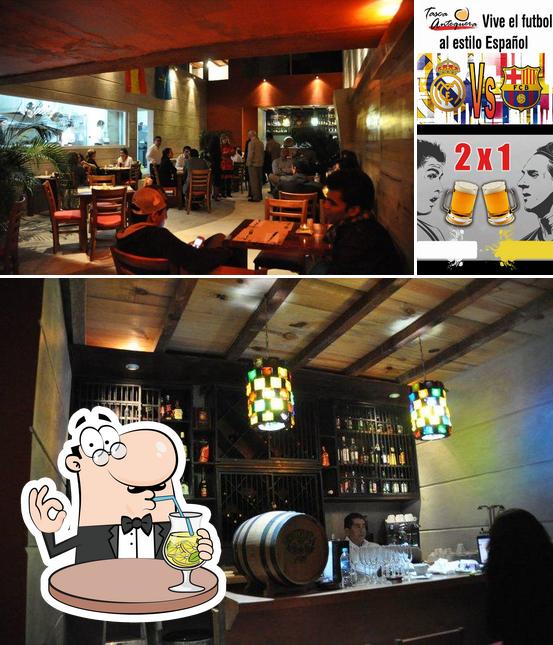 Las imágenes de bebida y interior en Tasca Antequera