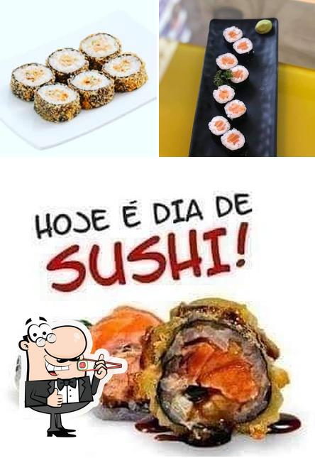 Rolos de sushi são servidos no Ketoru Culinaria Japonesa