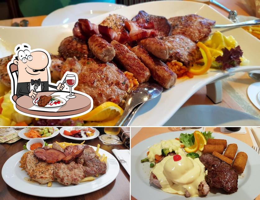 Holt ein Fleischgericht bei Balkan Restaurant Am Markt