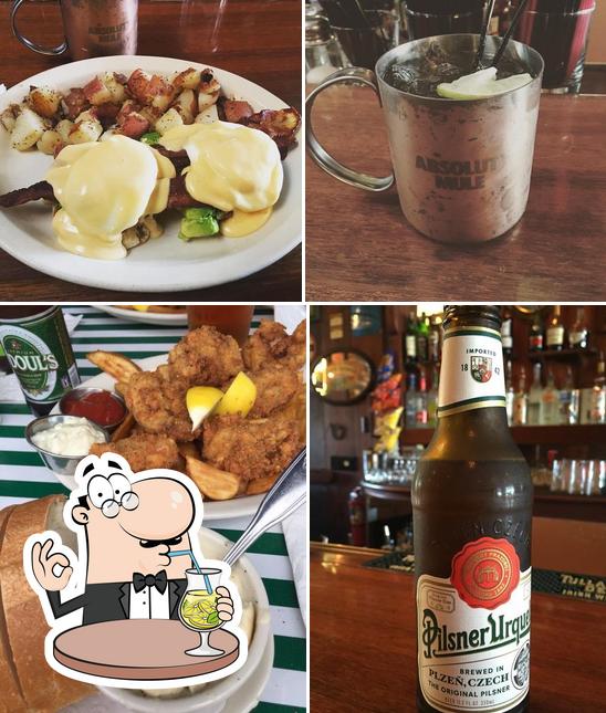 Observa las fotografías donde puedes ver bebida y comida en Harbor Bar