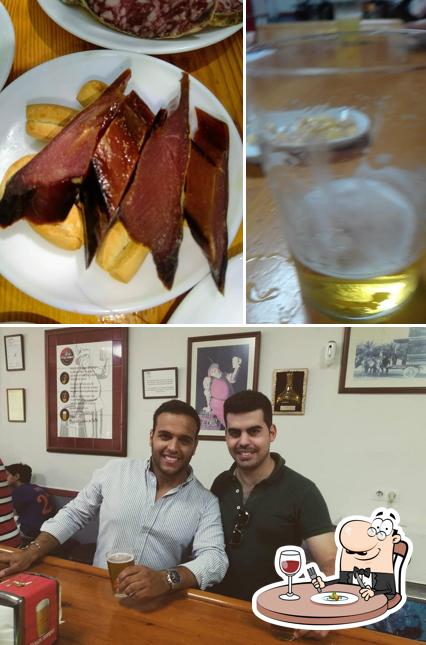 Estas son las fotografías que muestran comida y barra de bar en La Cervecería la Fundición
