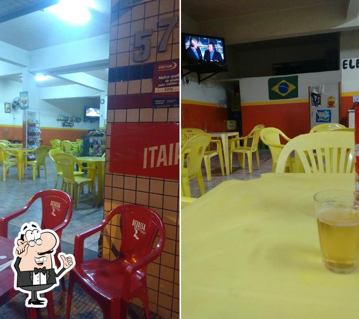 Sente em uma das mesas no Barney Pizzaria à lenha