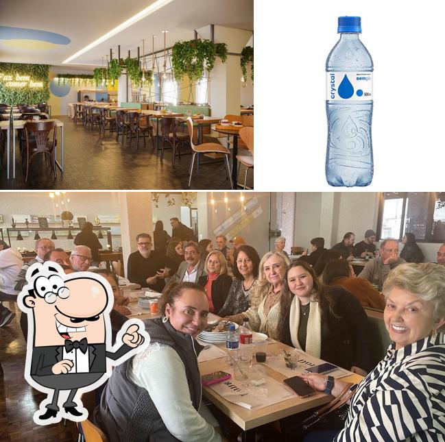Dê uma olhada a imagem ilustrando interior e bebida no Dons Café e Restaurante