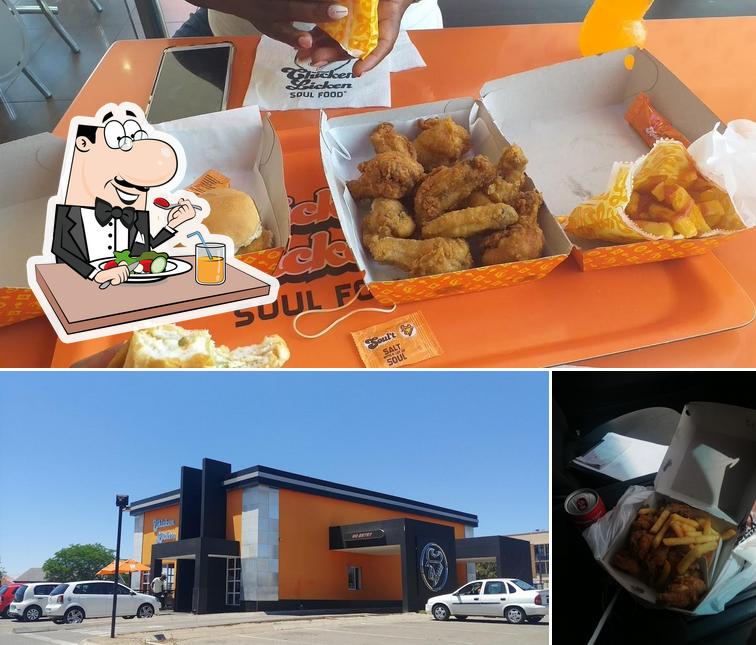 Parmi les diverses choses de la nourriture et la extérieur, une personne peut trouver sur Chicken Licken Heidedal