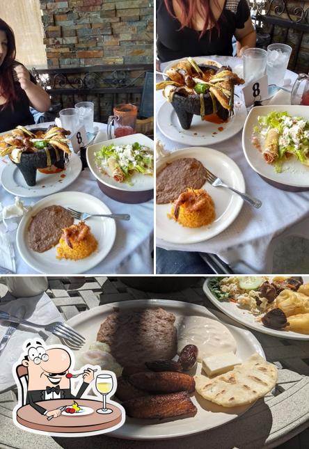 Еда в "Pueblo Viejo Restaurant"