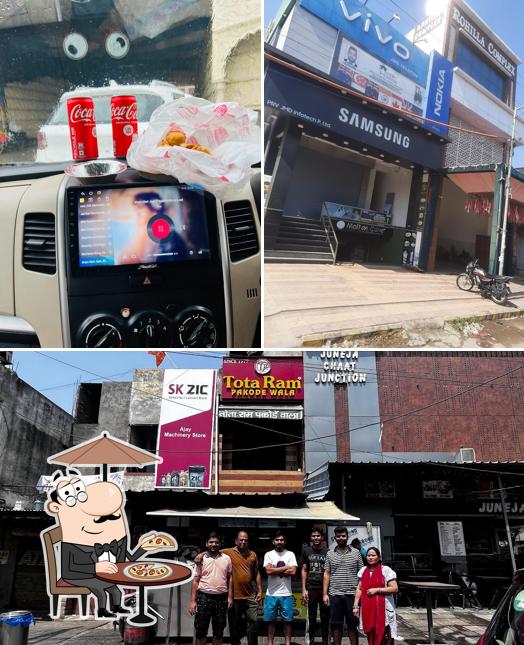 The exterior of Totaram pakode wala