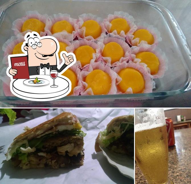 A imagem da comida e cerveja no Toninho Lanches