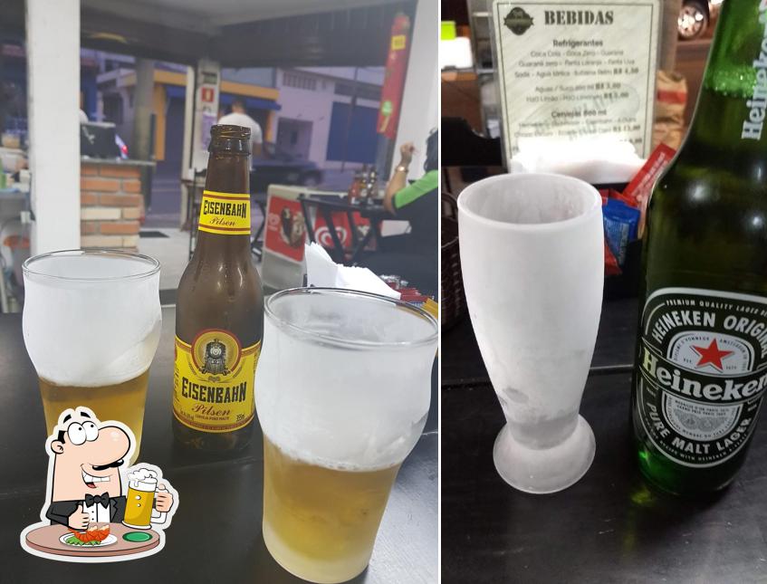 Desfute uma tulipa de cerveja leve ou escura