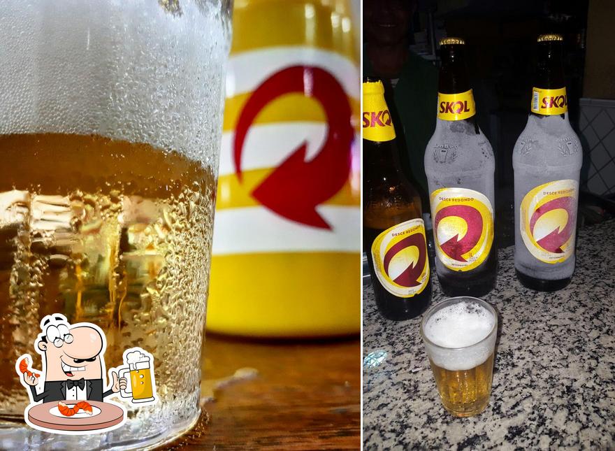 Desfute um copo de cerveja leve ou escura