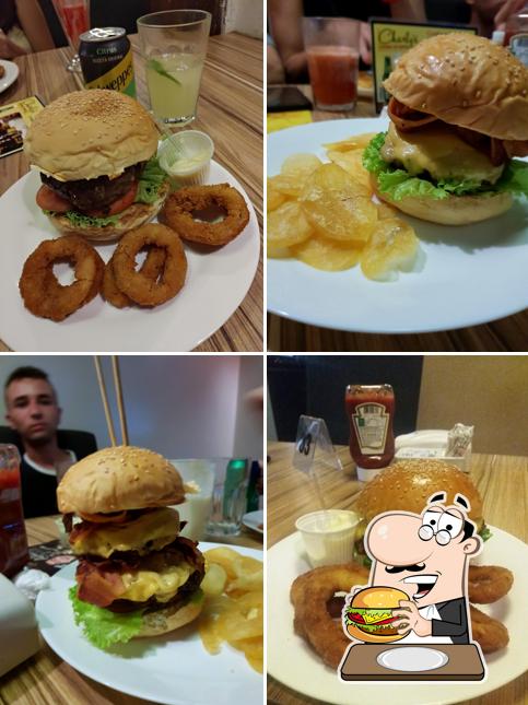 Peça um hambúrguer no Charly´s Homemade Burger