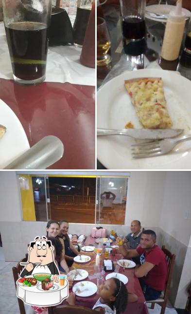 Entre diversos coisas, mesa de jantar e cerveja podem ser encontrados a pizzaria la plaza