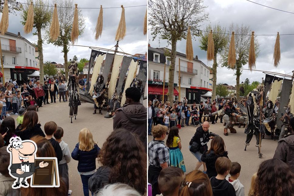 Jetez un coup d’œil à quoi ressemble Café des Cours à l'extérieur