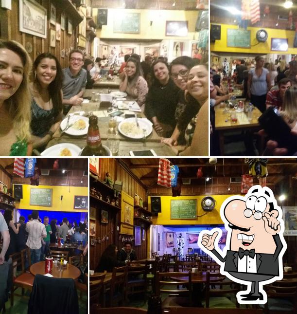 Sente em uma das mesas no Bar Zépelin