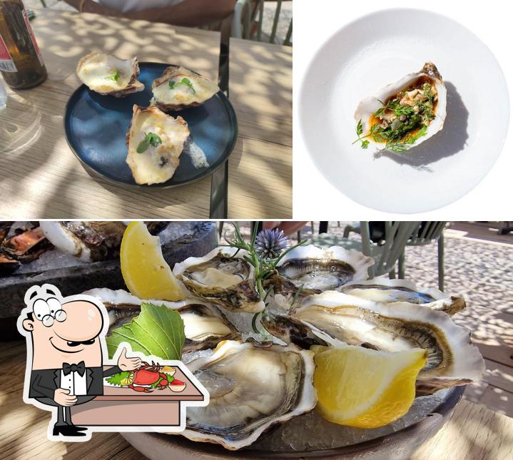 Dégus'thau sert unévantail deplat à base de fruits de mer