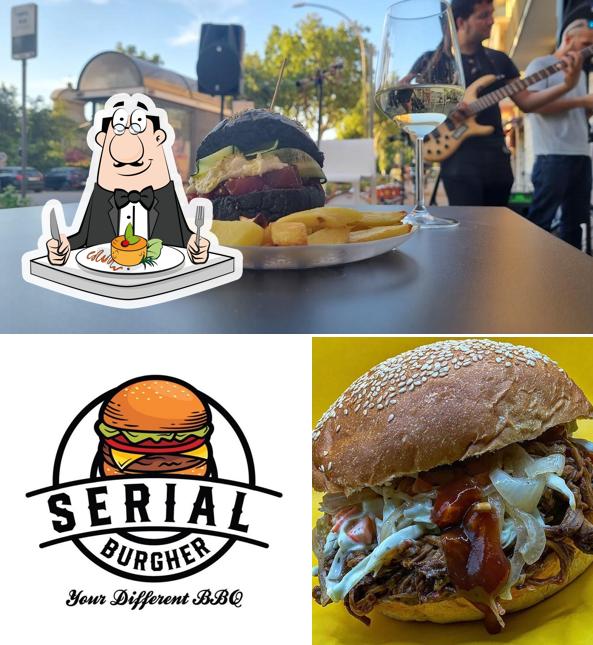 Hamburger e panino con maiale stirato al Serial Burgher Forlì