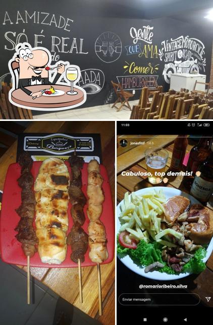 Esta é a imagem mostrando comida e quadro-negro no Espetinhos Burguer`s