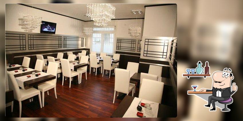 Siediti a un tavolo di SAKURA SUSHI