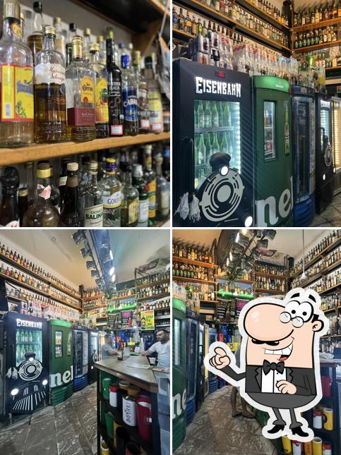 Sente em uma das mesas no Esquina da cachaça Bar & Cachaçaria