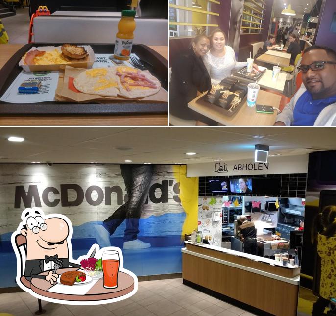 La photo de la table à manger et intérieur de McDonald's’s