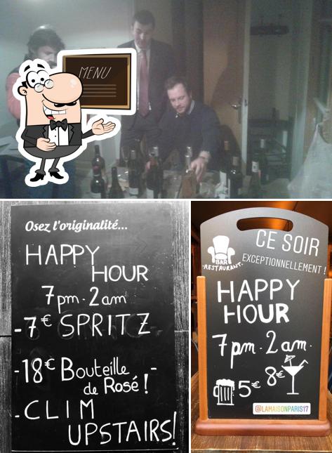 Voici la photo affichant la tableau noir et comptoir de bar sur La maison