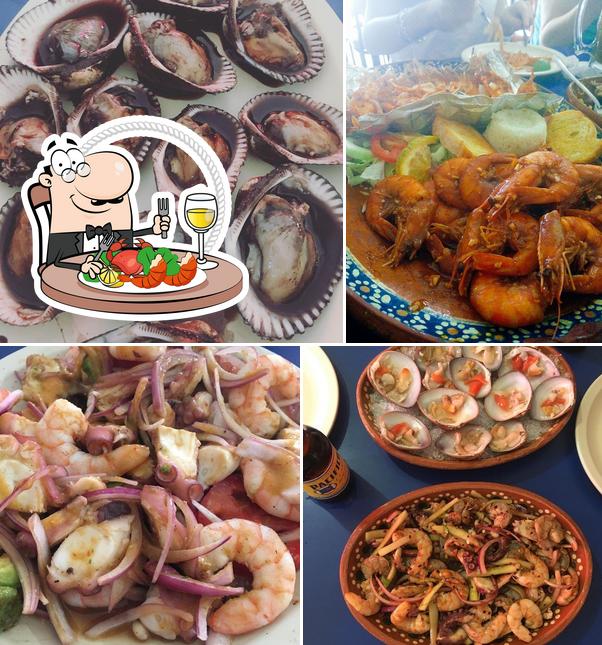 Попробуйте блюда с морепродуктами в "Restaurante de Mariscos Familiar Los Barcos"