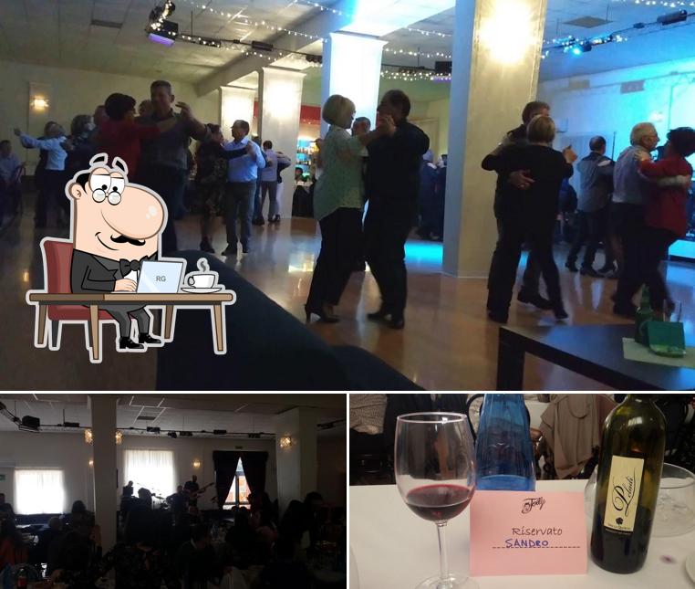 La foto di interni e vino da Jolly Dance & Restaurant