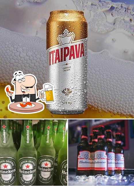 Você pode tomar uma tulipa de cerveja leve ou escura