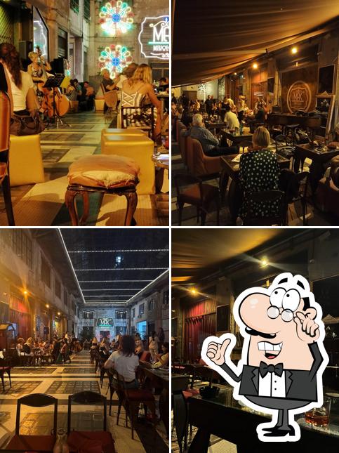Siediti a un tavolo di Mak Mixology