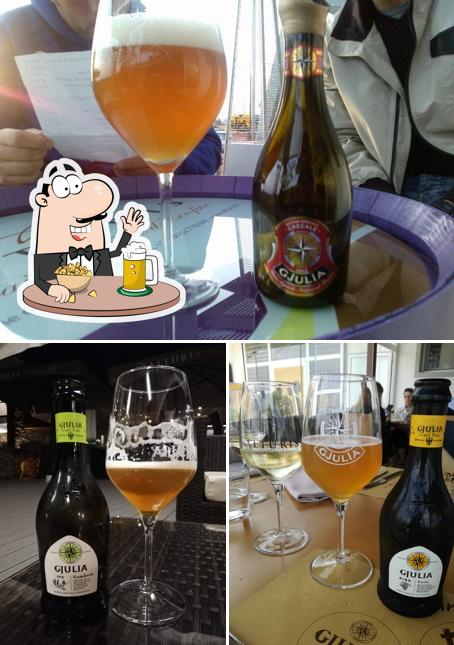 Puoi ordinare un rinfrescante bicchiere di birra chiara o scura