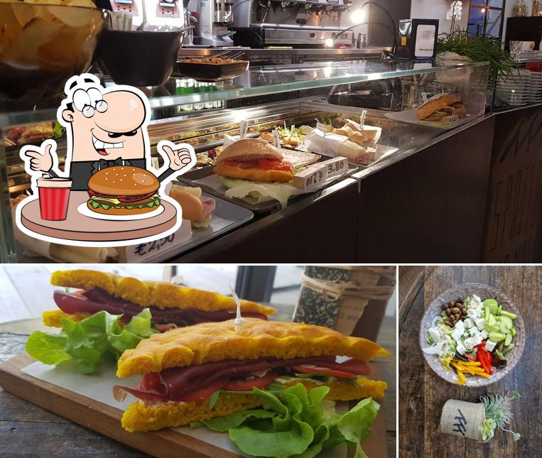 Prenditi un hamburger a Snack Bar Spazio Mir Mar Concept