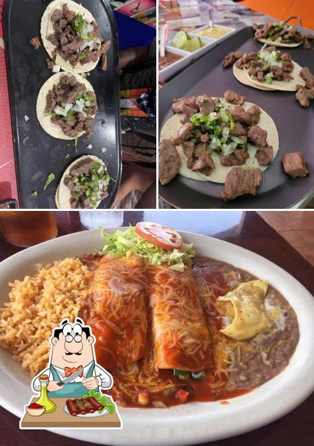 Try out meat dishes at Los Tacos de Humo