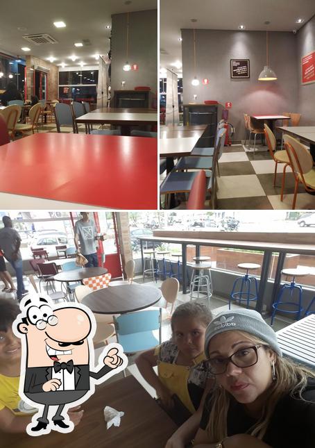 Veja imagens do interior do Bob's