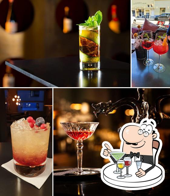 JAMS Restaurant & Bar serves alcohol