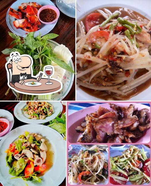 Food at ร้านส้มตำป้าราตรี (ส้มตำด่าน)