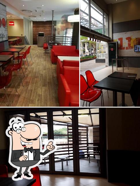 L'intérieur de KFC Rosebank Zone