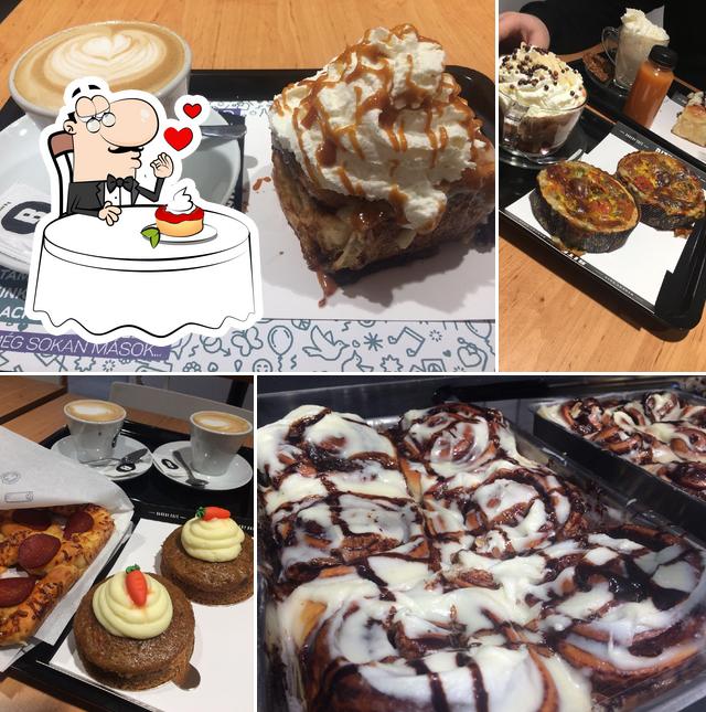 "BITE bakery café" предлагает большое количество десертов