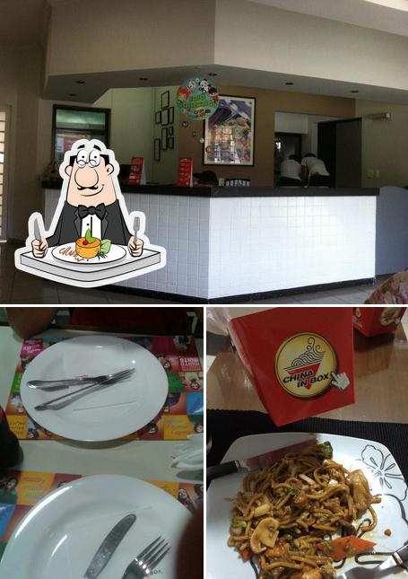 A ilustração da comida e interior no China In Box São José do Rio Preto: Restaurante Delivery de Comida Chinesa, Yakisoba, Rolinho Primavera, Biscoito da Sorte