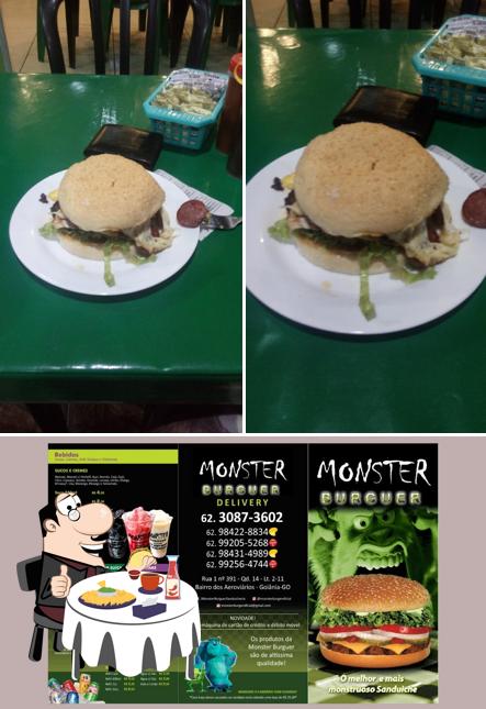 Experimente um hambúrguer no Monster Burguer Sanduicheria